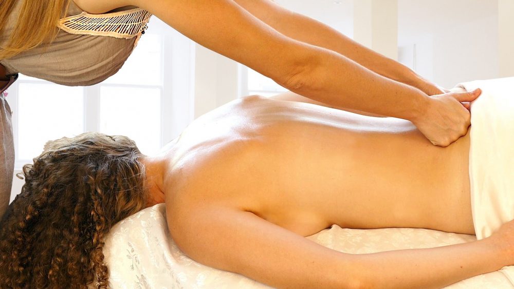 Можно ли делать массаж при месячных: показания и противопоказания