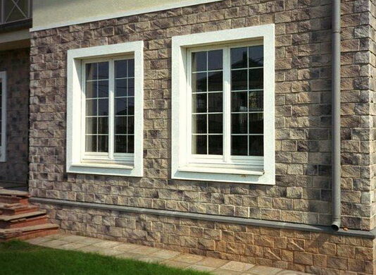 Главные преимущества облицовки зданий искусственным камнем