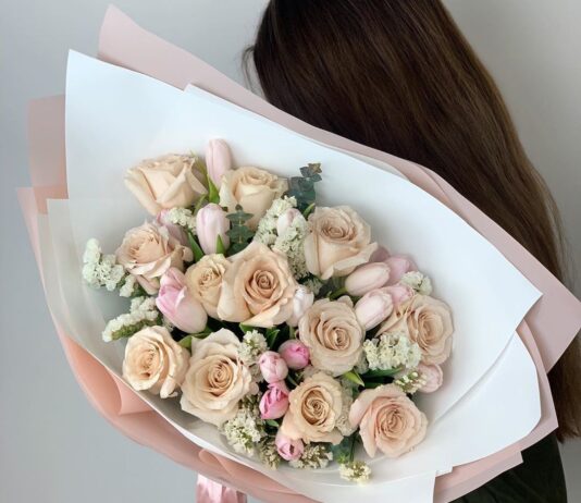 Сборные букеты с розами: приятный подарок девушке
