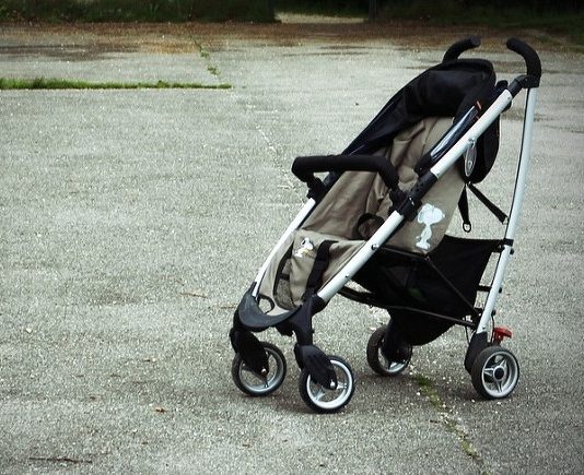 На коляску с маленьким ребенком в Москве упали строительные ограждения