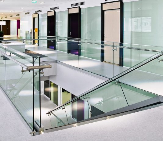 Перила со стеклом: сосбенности, преимущества и недостатки