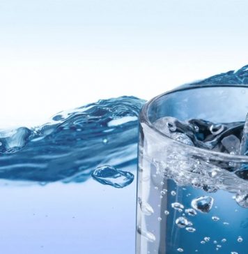 Чому варто пити і готувати з бутильованої води