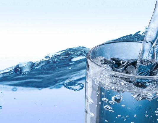 Чому варто пити і готувати з бутильованої води