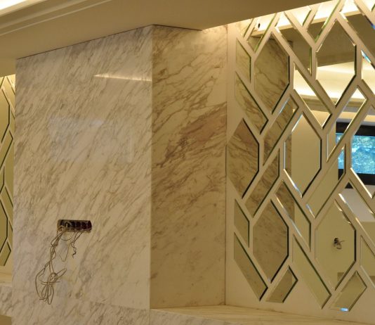 Зеркала из Акрилового Камня: Современное Искусство и Практичность в Одном