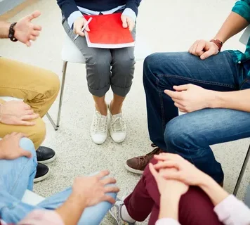 Когда помощь доступна: как найти бесплатную и анонимную поддержку при зависимости